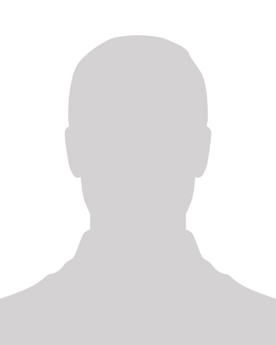 Eine Person mit neutraler Miene, grau und ohne erkennbare interessante Merkmale